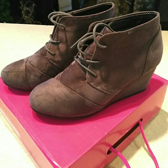 Grey suede booties size 10 by Toetos - Picture 4 of 8